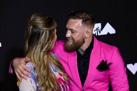 Conor McGregor osallistui puolisonsa Dee Devlinin kanssa MTV Video Music Awards -tapahtumaan New Yorkissa syyskuussa 2021.
