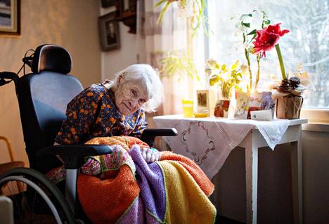 110-vuotiaan Helvi Kärjen huone yksityisessä hoivakodissa on sisustettu omilla huonekaluilla ja tavaroilla. Kärki asui yksin Hämeenlinnan keskustassa 107-vuotiaaksi asti.