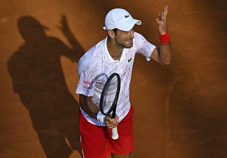 Novak Djokovic reagoi voimallisesti välieräottelussaan sunnuntaina.