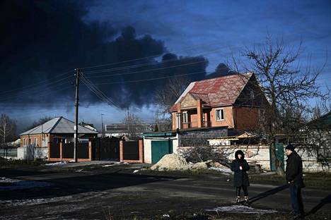 Musta savu nousi sotilaslentokentältä Tšuhujivissa lähellä Harkovan kaupunkia torstaina. Aamulla Venäjän presidentti Vladimir Putin oli ilmoittanut hyökkäyksestä Ukrainaan.