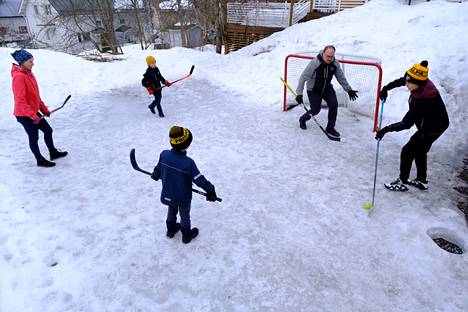 Хоккей играет важную роль в жизни Богдана и всей семьи Лайне. Фото: Тимо Хартикайнен