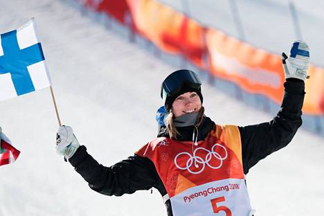 Enni Rukajärvi juhli pronssimitalia Pyeongchangin olympialaisissa vuonna 2018.