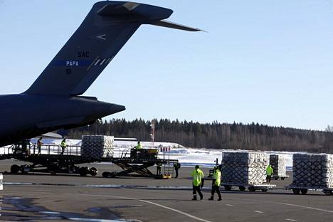 Tampere-Pirkkalan lentokentällä lastattiin Ukrainaan menossa olevia avustustarvikkeita yhdysvaltalaiseen kuljetuskoneeseen maaliskuun alussa. 