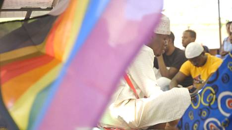 Islaminusko ja seksuaalivähemmistöt ovat hankalasti yhteen sovitettavissa, mutta Keniassa muslimien ja kristittyjen hyökkäykset homoseksuaaleja kohtaan ovat viime vuosina vähentyneet. Ennen hyökkäyksiä odotettiin ramadanin ja joulun aikaan.
