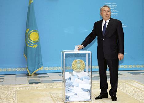 Kazakstanin presidentti Nursultan Nazarbajev kävi äänestämässä Astanassa sunnuntaina.