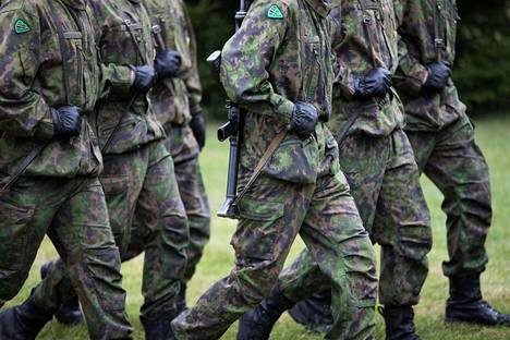 Naisiin kohdistuvan väkivallan vähentämiseen yritetään vaikuttaa myös armeijan kautta. Varusmiehiä Maavoimien komentajan vaihtokatselmuksessa Mikkelissä 31. heinäkuuta 2017.