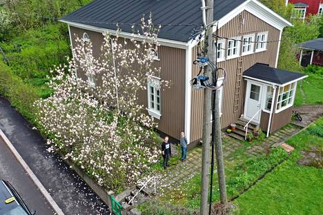 Kalervonkadun magnoliapuuta tullaan katsomaan kaukaa ja läheltä. Talon asukkaat Lauri Kainulainen ja hänen vaimonsa Anni pitävät siitä, että puu tuottaa iloa monille ihmisille.
