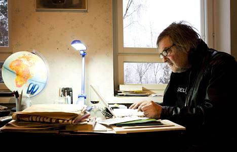 Claes Andersson työpöytänsä ääressä vuonna 2009.