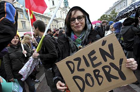 Siirtolaisten vastaanottamista kannattavat mielenosoittajat kokoontuivat Varsovassa syyskuussa 2015. Kyltissä lukee ”hyvää päivää”.