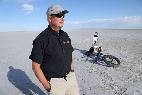 Ilmakehätieteilijä Kevin Perry kuivuneella järvenpohjalla Utahissa heinäkuun alussa.