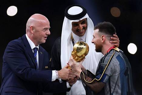 Kansainvälisen jalkapalloliiton puheenjohtaja Gianni Infantino ja Qatarin emiiri Tamim bin Hamad Al Thani onnittelivat Lionel Messiä maailmanmestaruudesta. 