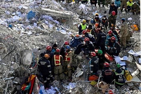Pelastustyöntekijöitä Kahramanmaraşissa tiistaina 14. helmikuuta. Järistyksestä on kulunut jo yli viikko, mutta pelastus- ja raivaustyöt jatkuvat edelleen. 
