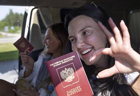Ксению Хрустенко строгость пограничного контроля шокировала, но сейчас уже всё хорошо: она продолжает путь в прекрасном настроении. Фото: Юха Метсо