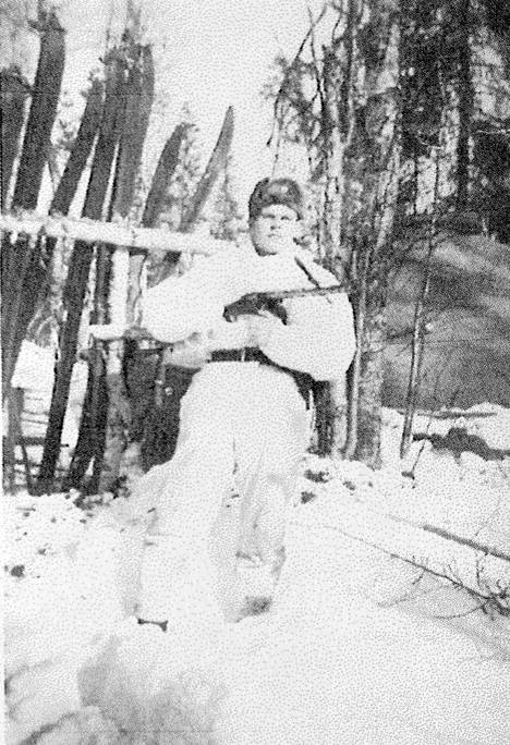 Eero Blåfield rintamalla jatkosodassa. Hänellä on käsissään Suomi-konepistooli. Hän palveli sodassa JR 32:ssa, 11:ssa ja 53:ssa. 