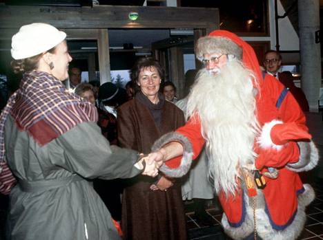 Rovaniemen-vierailulla vuoden 1985 lokakuussa kuningatar Margareeta tapasi Joulupukin. Keskellä hymyilee Tellervo Koivisto.