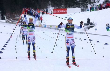 Naisten sprintti päättyi Ruotsin naisten neloisvoittoon. Jonna Sundling (oik.) tuuletti maalissa kultaa ja Emma Ribom hopeaa. Ribomin takana Maja Dahlqvist ja Linn Svahn hiihtivät sijat kolme ja neljä.