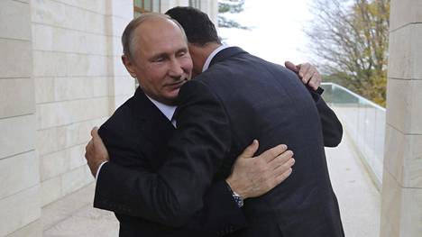 Syyrian presidentti Bashar al-Assad kapsahti Venäjän presidentin Vladimir Putinin kaulaan Sotšissa maanantaina.