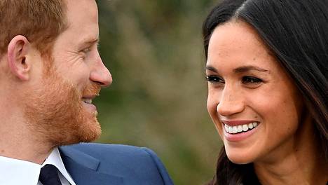 Prinssi Harryn ja Meghan Marklen kihlaus julkistettiin 27. marraskuuta 2017. Kameroiden eteen pariskunta astui samana päivänä Kensingtonin palatsin puutarhassa Lontoossa.