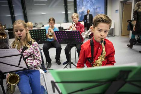 Vuosaaren peruskoulun musiikkiluokkalaiset Hilla Ruotsala ja Aarne Ranta harjoittelivat joululauluja joulukuussa 2016.
