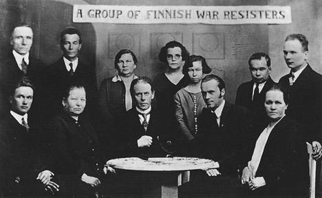 Kansainvälisen Sodanvastustajien Suomen osasto ryhmäkuvassa vuonna 1927. Arndt Pekurinen alarivissä vasemmalla.