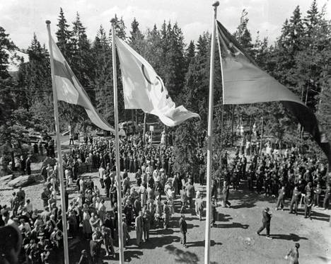 Suomen, olympialiikkeen ja Neuvostoliiton liput nousivat salkoon Otaniemen kisakylässä olympialaisten alkaessa.