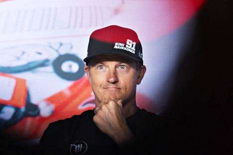 Kimi Räikkönen lehdistötilaisuudessa Helsingissä perjantaina.