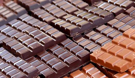 Tummassa suklaassa pitää olla vähintään 35 prosenttia kaakaota, maitosuklaassa taas 25 prosenttia.