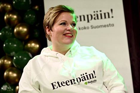  Annika Saarikko keskustan vaaliristeilyllä.