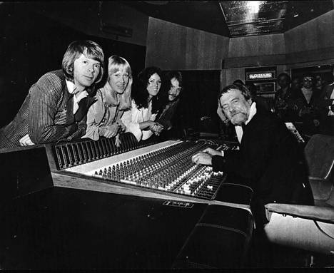 Abba investoi vuonna 1978 rakentamalla Tukholmaan oman äänitysstudion. Miksauspöydän ääressä istuu manageri Stikkan Andersson.