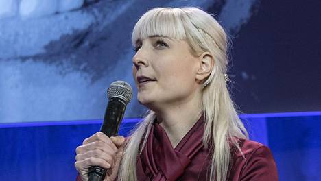 ”Perussuomalaiset on tulevaisuutta, Väyrynen menneisyyttä”, sanoo ennakkoäänissä Väyrysen voittanut Laura Huhtasaari