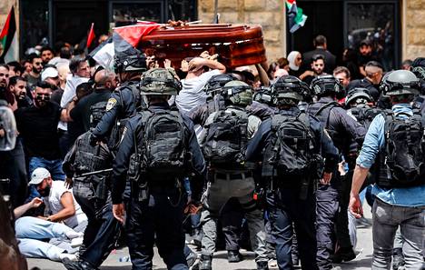 Raskaasti aseistautuneet israelilaisjoukot ottivat yhteen hautajaissaattueen kanssa perjantaina.