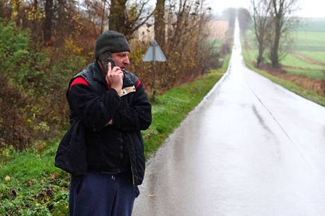 30-летний Матеуш Зуб разговаривает по телефону из Пшеводува в среду. Накануне два его товарища были убиты прилетевшей со стороны Украины ракетой. Фото: Каспер Пемпель / Reuters