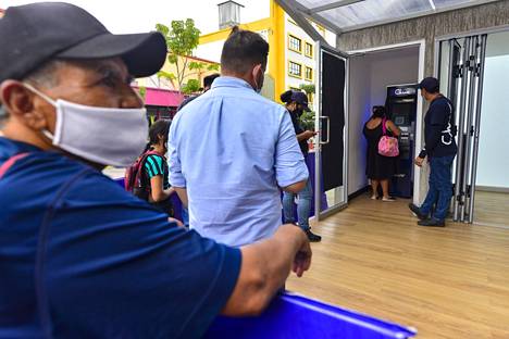 Asiakkaat jonottivat bitcoin-automaatille El Salvadorin pääkaupungissa San Salvadorissa tällä viikolla. Aiemmin syyskuussa El Salvador hyväksyi bitcoinin virallisena valuuttana ensimmäisenä valtiona maailmassa.