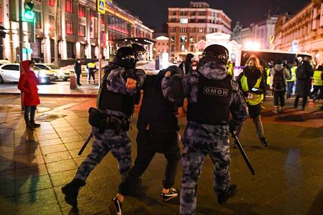 Poliisit ottivat kiinni miehen Moskovan keskustassa varhain keskiviikkon aamuyöllä, kun ihmiset osoittivat mieltään oppositiojohtaja Aleksei Navalnyin kohtelua vastaan.