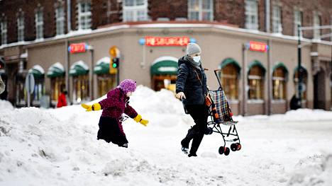 Helsingissä on nyt paikoin enemmän lunta kuin sisämaassa. Keskiviikkona Hämeentien ja Siltasaarenkadun risteyksessä eteneminen oli kinosten vuoksi hankalaa.