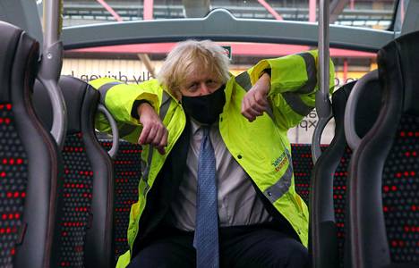 ”Kansamme, kotimaamme ja demokratiamme suojelu on jokaisen hallituksen tärkein velvollisuus”, sanoi pääministeri Boris Johnson selvityksen esipuheessa. Hän vieraili joukkoliikennevarikolla Coventryssa maanantaina.