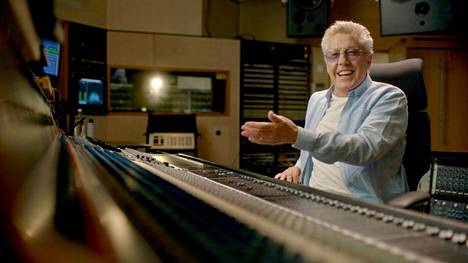 Vanhoja masternauhoja studiossa kuunteleva laulaja Roger Daltrey on huvittunut kappaleesta Mary Anne with the Shaky Hand ja arvuuttelee mihin Mary Annen käden vapina liittyy. Pete Townshendin säveltämä ja sanoittama laulu julkaistiin vuonna 1967 albumilla The Who Sell Out.