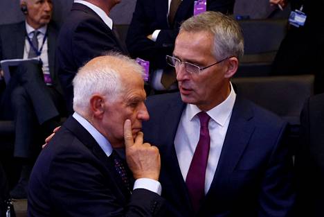 EU:n ulkoasiasta vastaava Josep Borrell ja Naton pääsihteeri Jens Stoltenberg neuvonpidossa Naton puolustusministerien kokouksessa torstaina.