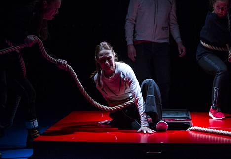 Anneli Niskanen näyttelee Oulun Teatterissa näytelmässä Poikani joka katosi. 