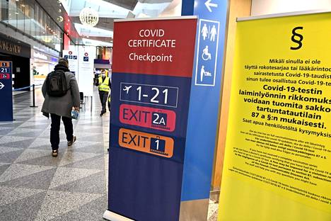 Koronaviruksen terveystarkastuspiste Helsinki-Vantaan lentokentällä 12. marraskuuta.