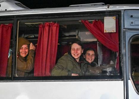 Ukrainalaisia sotavankeja saapui Zaporižžjaan Ukrainan ja Venäjän vankienvaihdon jälkeen 17. lokakuuta.