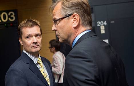 Veripalvelun entinen johtaja Jukka Rautonen (vas.) joutui konsulttisotkuista käräjille. Vieressä asianajaja Petteri Sotamaa.
