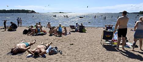 Viime sunnuntaina ihmiset viettivät hellepäivää Lauttasaaressa Helsingissä. Vielä muutaman päivän ajan lämpötila pysyy korkeana, mutta ensi viikolla sää viilenee.