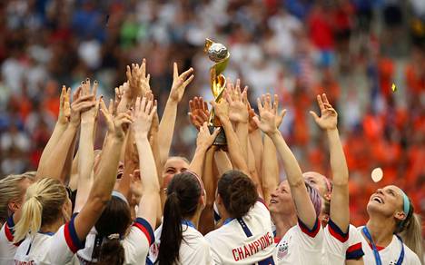 Jalkapallon naisten maailmanmestaruudesta kamppaillaan heinä–elokuussa Australiassa ja Uudessa Seelannissa. Yhdysvallat on hallitseva maailmanmestari.