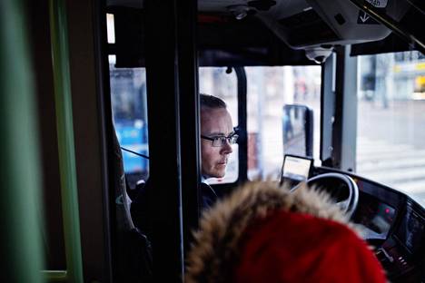 Jukka Parkkima kohtaa koronavirusepidemiankin aikana päivittäin kymmeniä matkustajia etuovella.