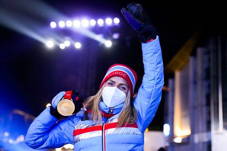 Therese Johaug juhli olympiakultaa kymmenen kilometrin perinteisellä viime viikon torstaina.  