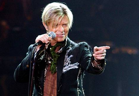 David Bowie konsertoimassa Hampurissa vuonna 2003.