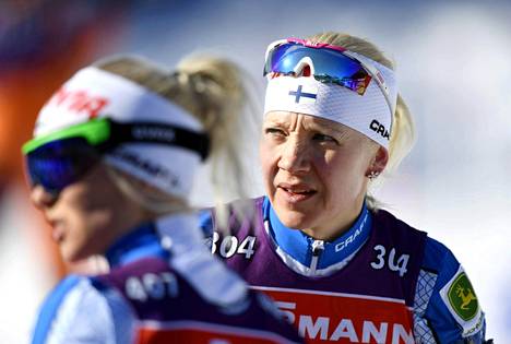 Kaisa Mäkäräinen (oik.) oli sunnuntaina aavistuksen nopeampi kuin Mari Laukkanen, joka otti perjantaina ja lauantaina kaksi ykkössijaa Oslossa.