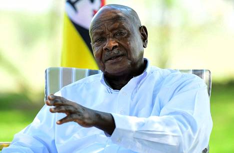 Ugandan presidentti Yoweri Museveni palautti lakiesityksen takaisin parlamentin käsittelyyn huhtikuun lopulla. Hänet tunnetaan vähemmistöjen oikeuksien äänekkäänä vastustajana.