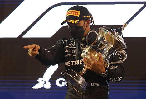 Lewis Hamilton juhli jälleen F1-osakilpailun voittoa.